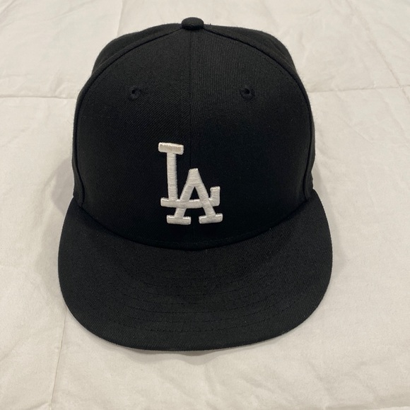 Black LA fitted hat sz 7 1/8 (56.8cm) - Picture 1 of 5